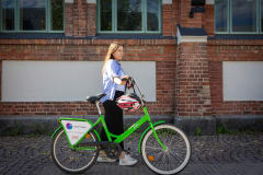 Customer with the green city bike.