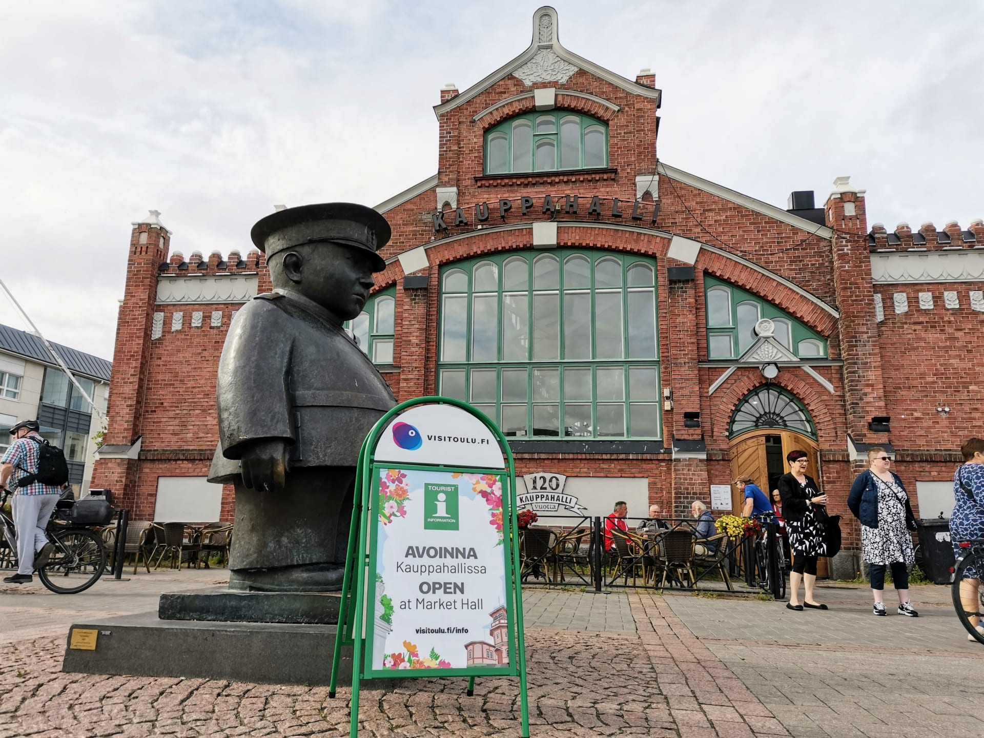 Tourist info sign in front of Market Hall.