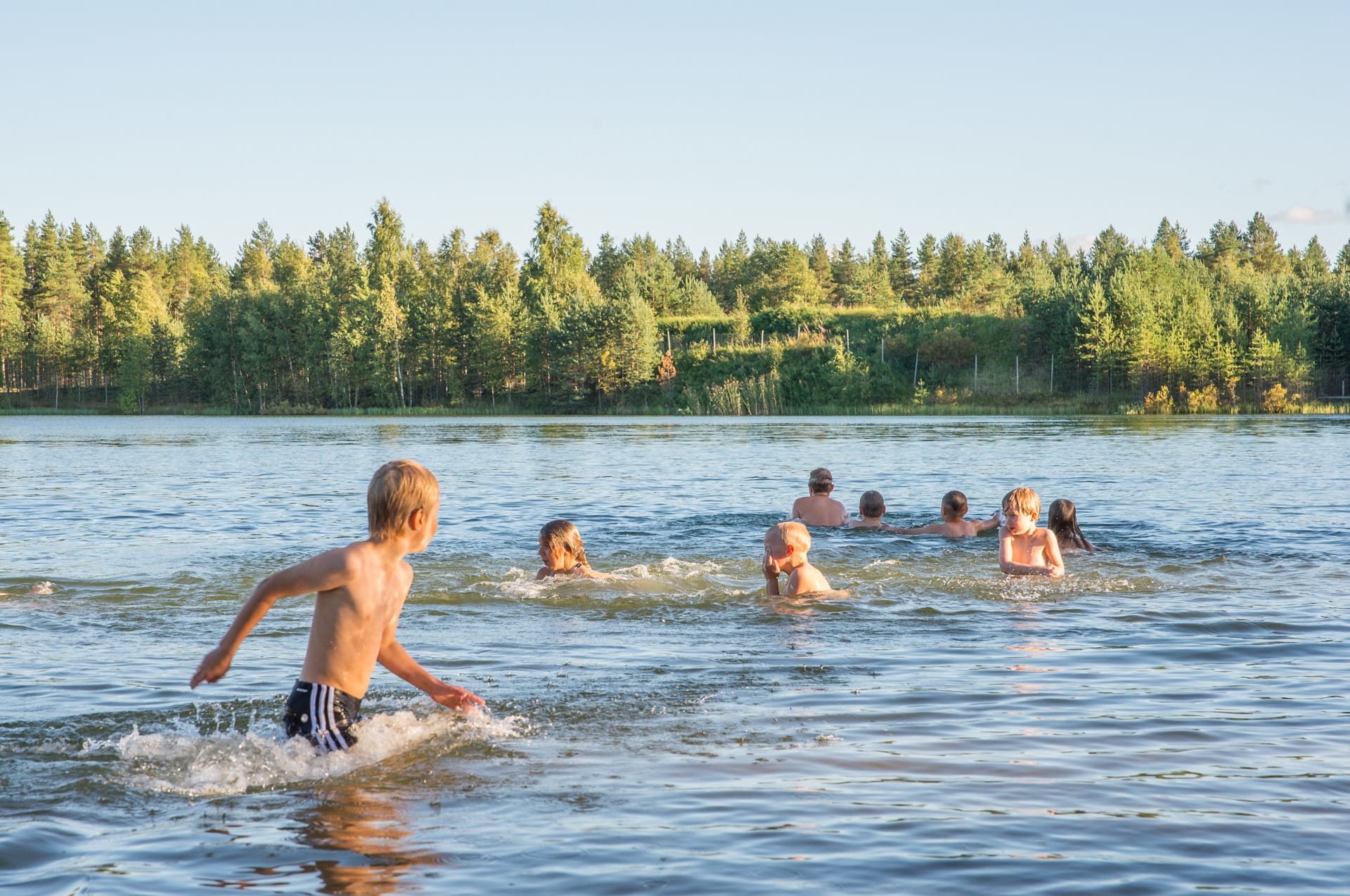 Lapsia Markkuun ampumaradan uimapaikalla