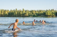 Lapsia Markkuun ampumaradan uimapaikalla