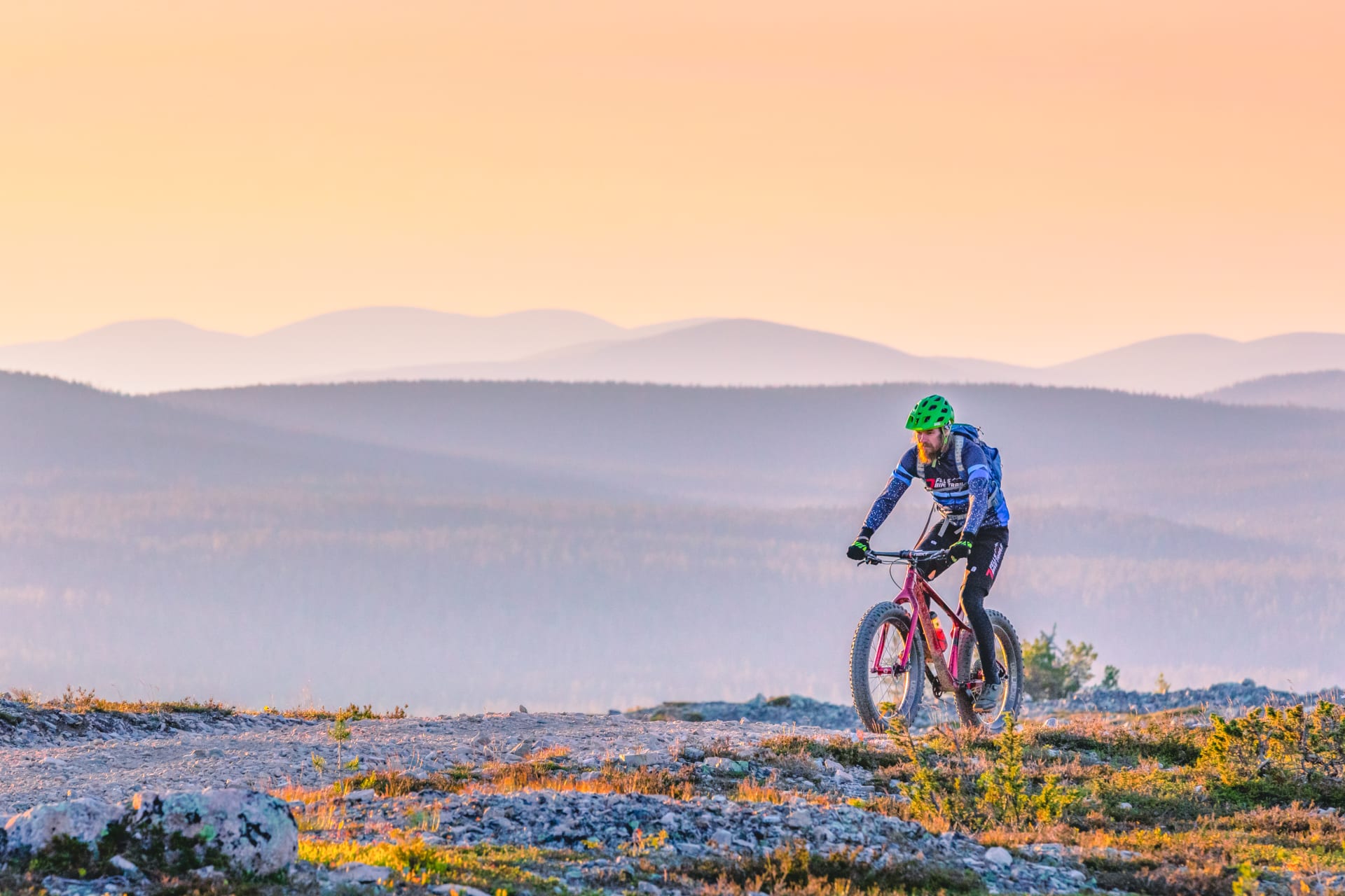 Mountain Biking in Kukastunturi under midnight sun, Ylläs