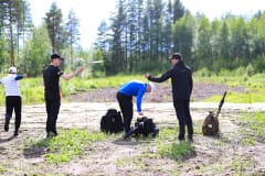 Frisbeegolfia pelaamassa