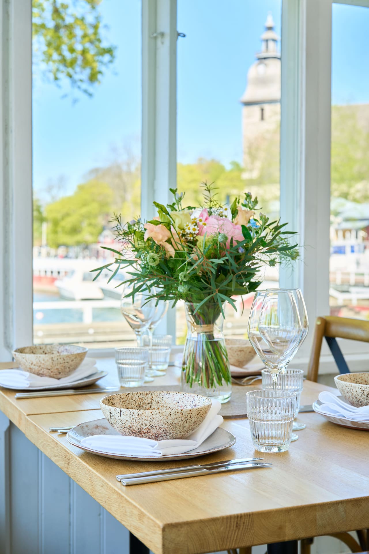 Näkymä ravintolan ikkunasta, taustalla Naantalin kirkko Näkymä ravintolan ikkunasta, taustalla Naantalin kirkko