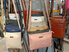 Erivärisiä nahkaisia käsilaukkuja