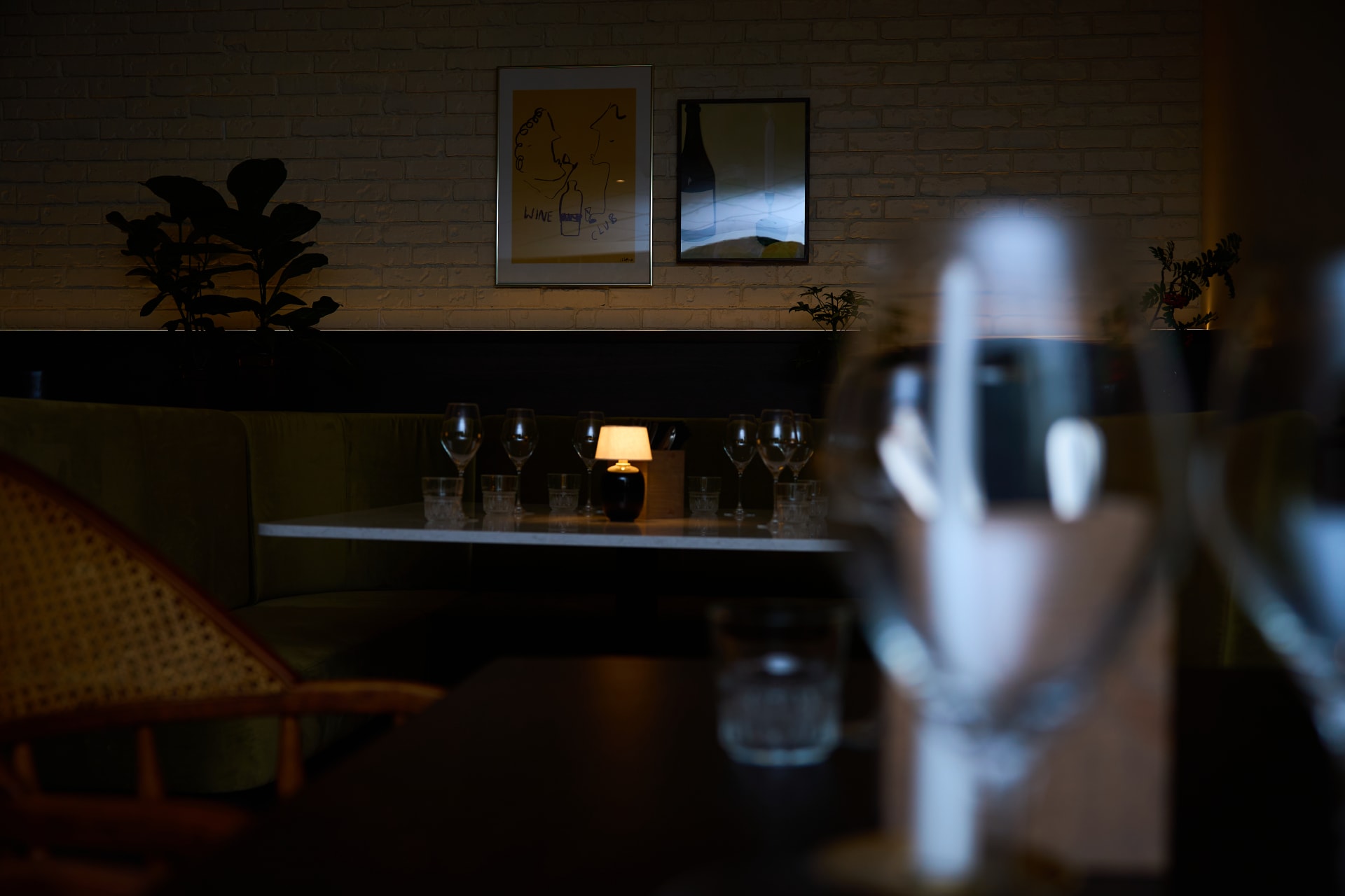 Hämyinen kuva ravintolasta, jossa pöydällä laseja Hämyinen kuva ravintolasta, jossa pöydällä laseja