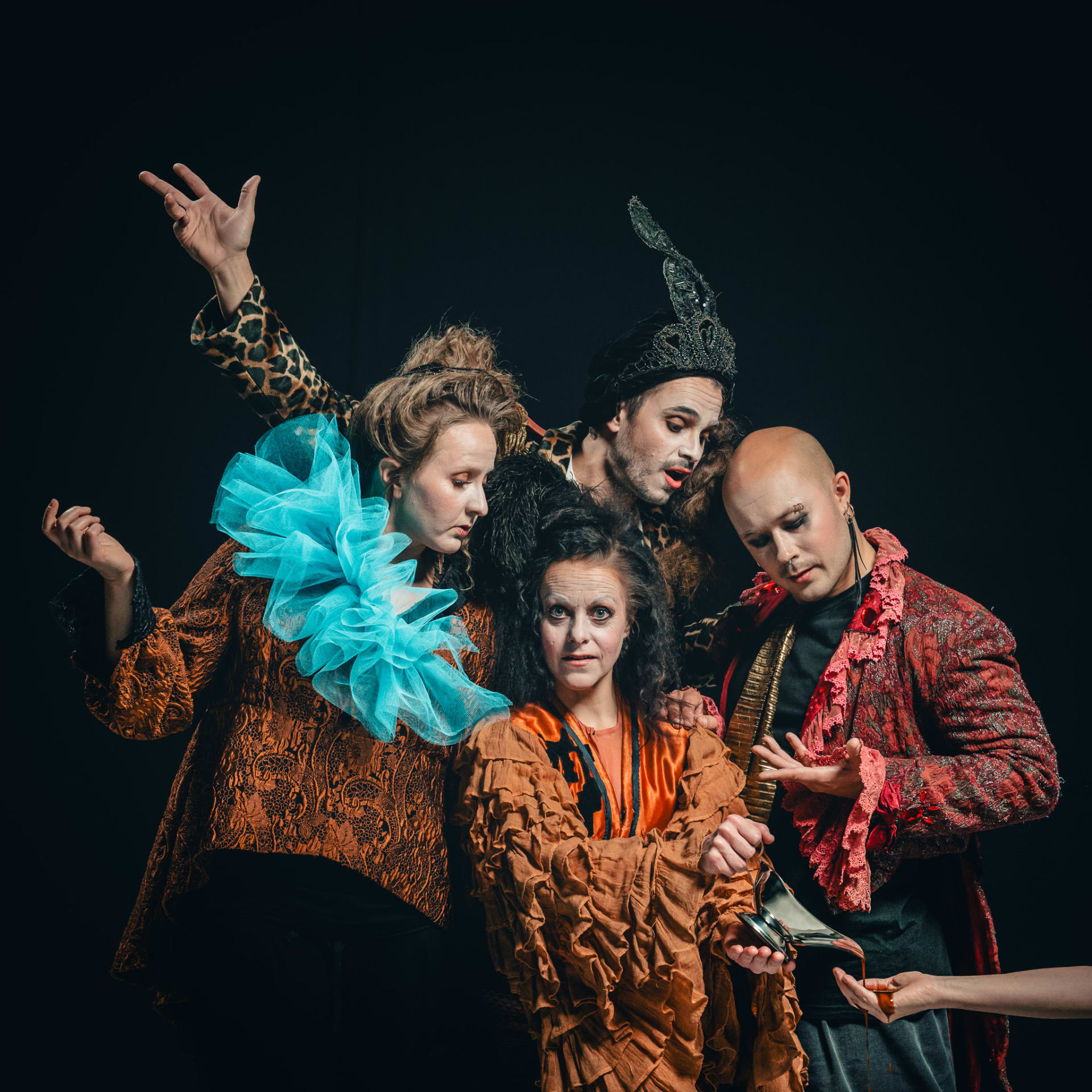 Esityksen hahmot kaatavat kastiketta. Esityksen hahmot kaatavat kastiketta.