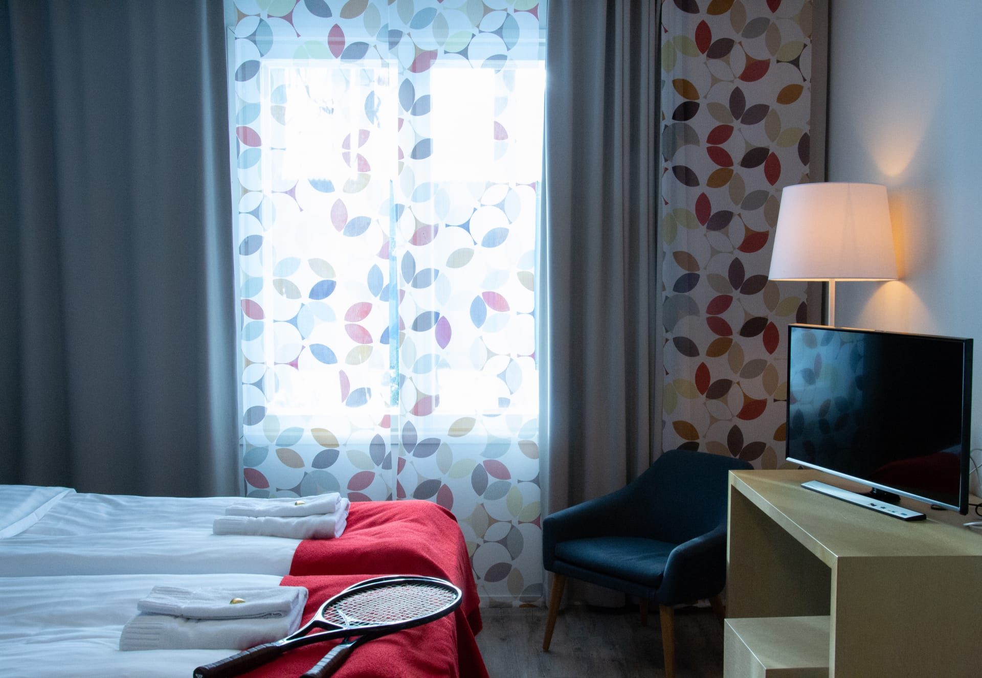 Cosy room for 2-3 with beds and chair.