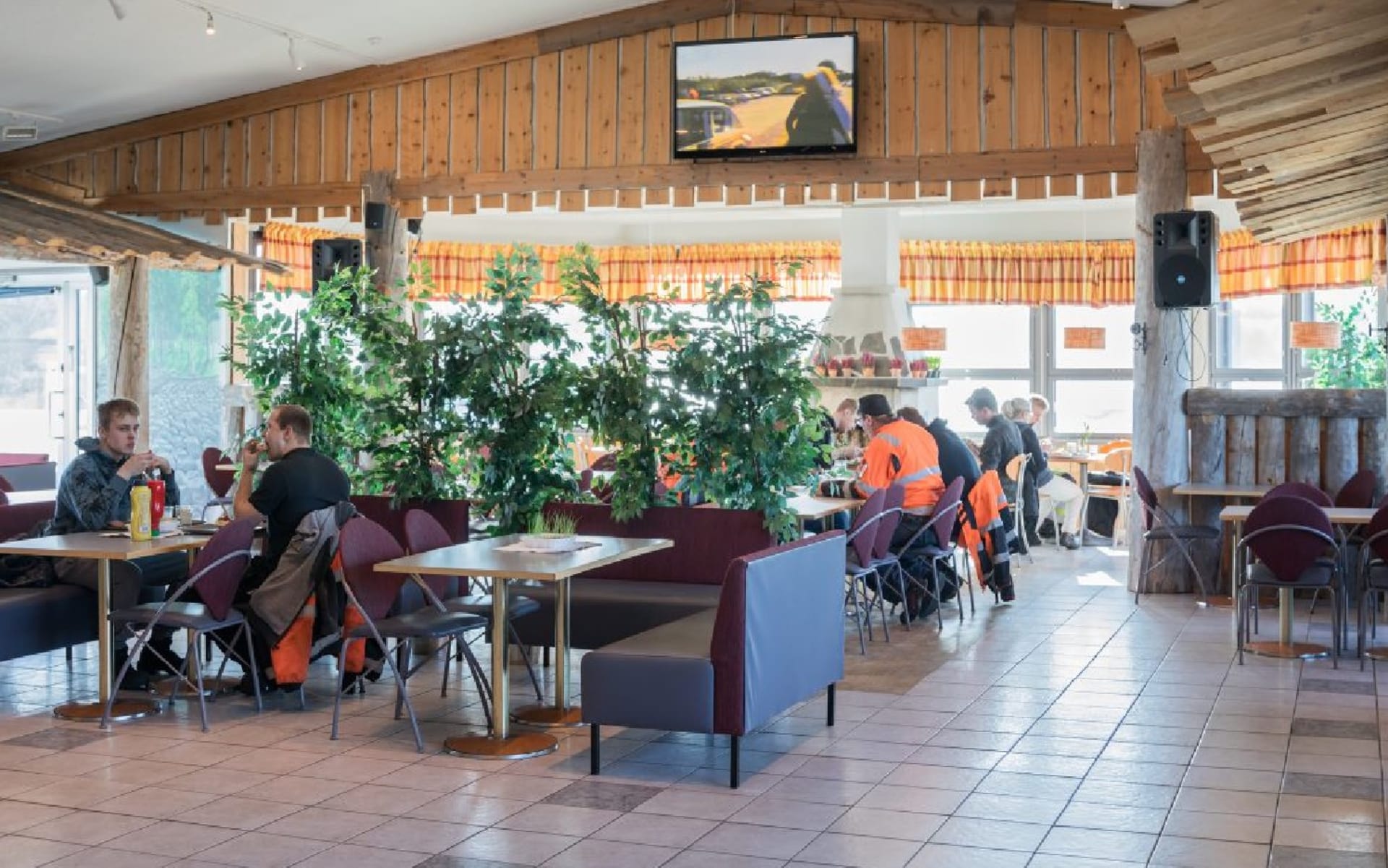 We serve lunch every weekday, but also have a menu including burgers, schnizels, steaks, barbeque foods etc. Our A la carte is available throughout the opening hours of the restaurant. 