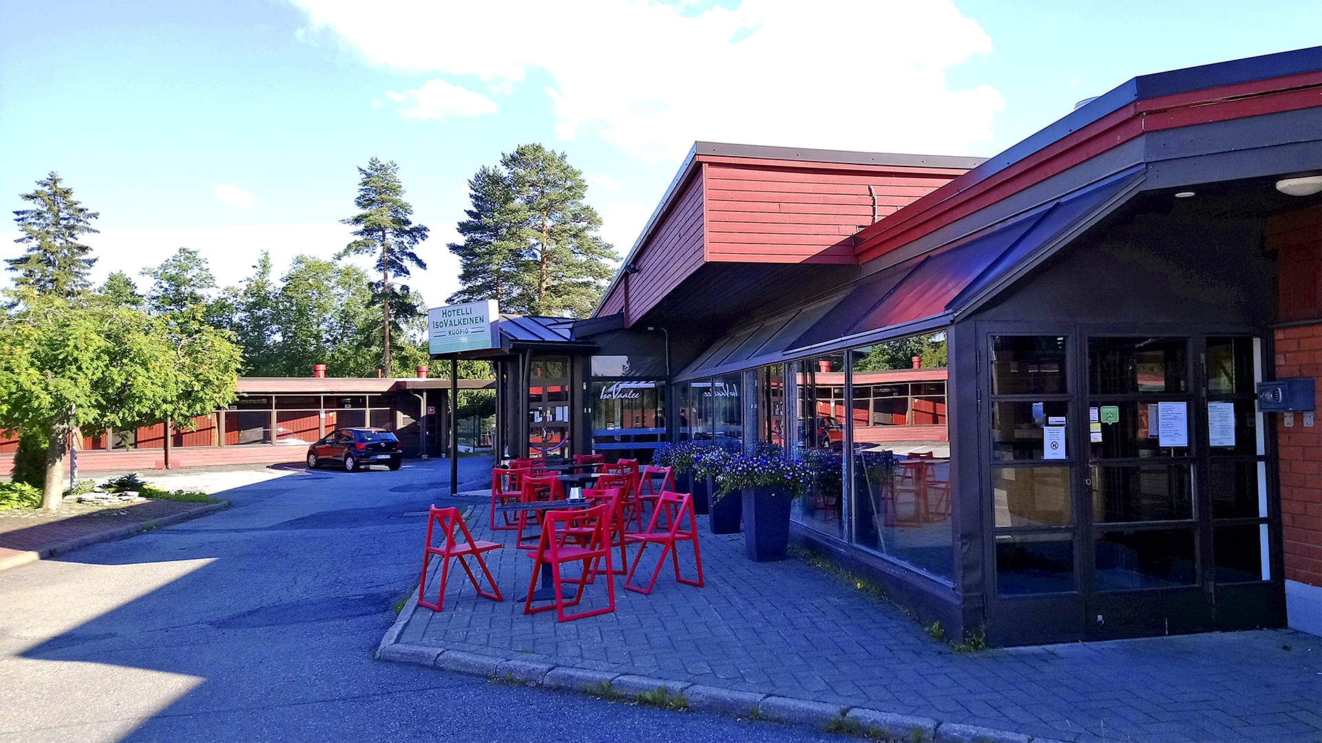 Hotel IsoValkeinen main building