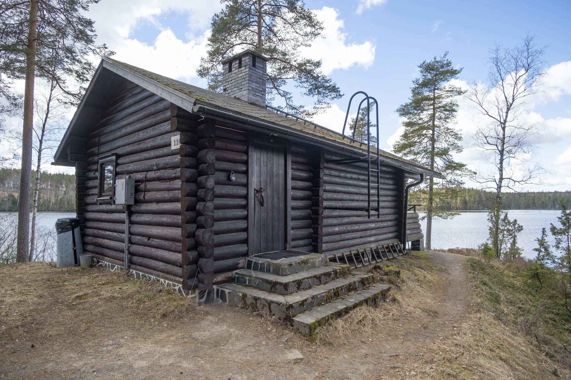 Myllyjärvi lakeshore cabin