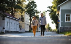 Mies ja nainen kävelemässä Puu-Nurmeksessa