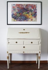 Bedroom secretary closed.