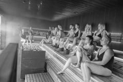 Ihmisiä löylyhuoneessa