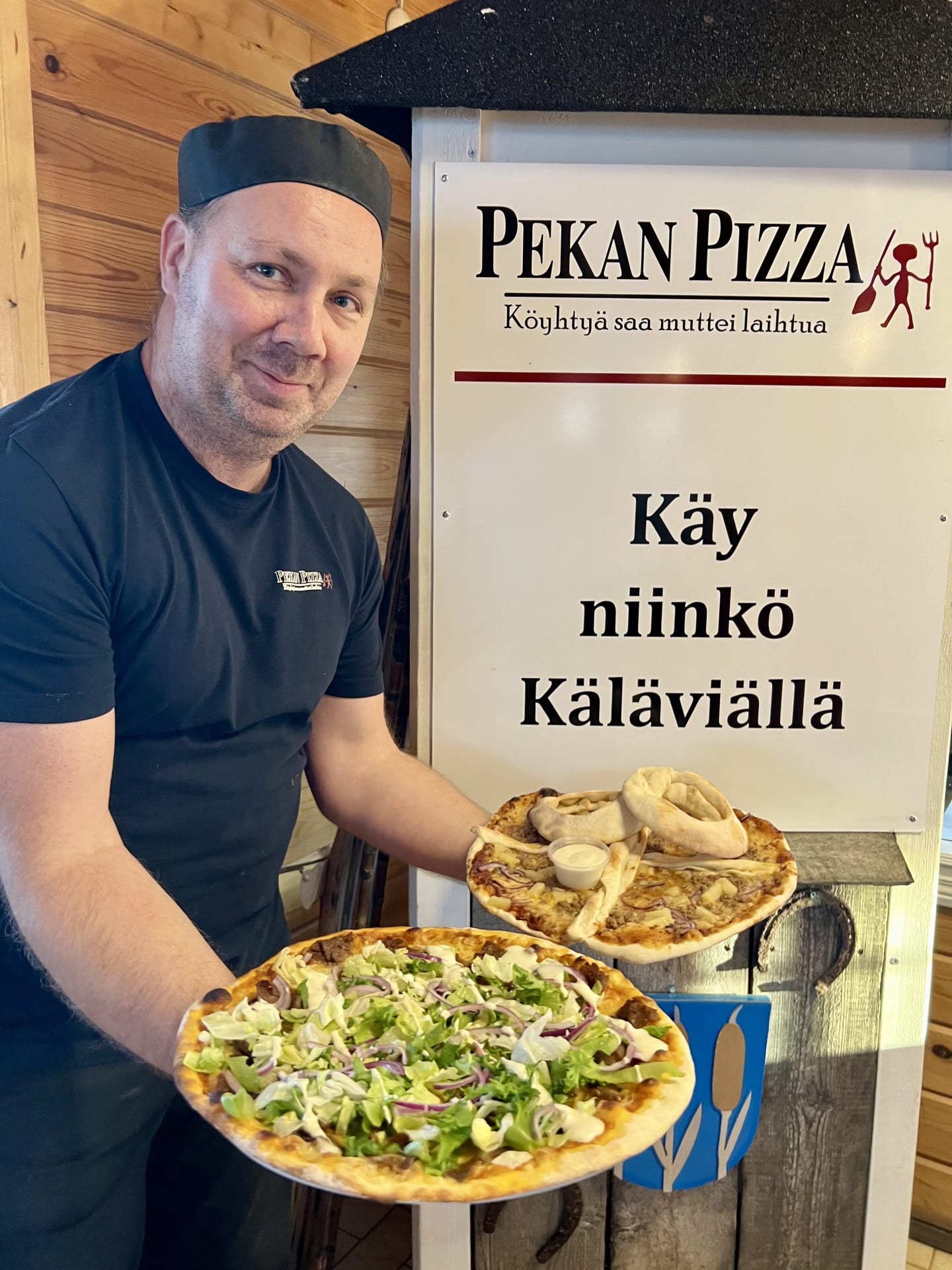 Sulassa sovussa Pekan käsivarsilla pitsamme Kebulainen ja taaempana Käläviäläinen.