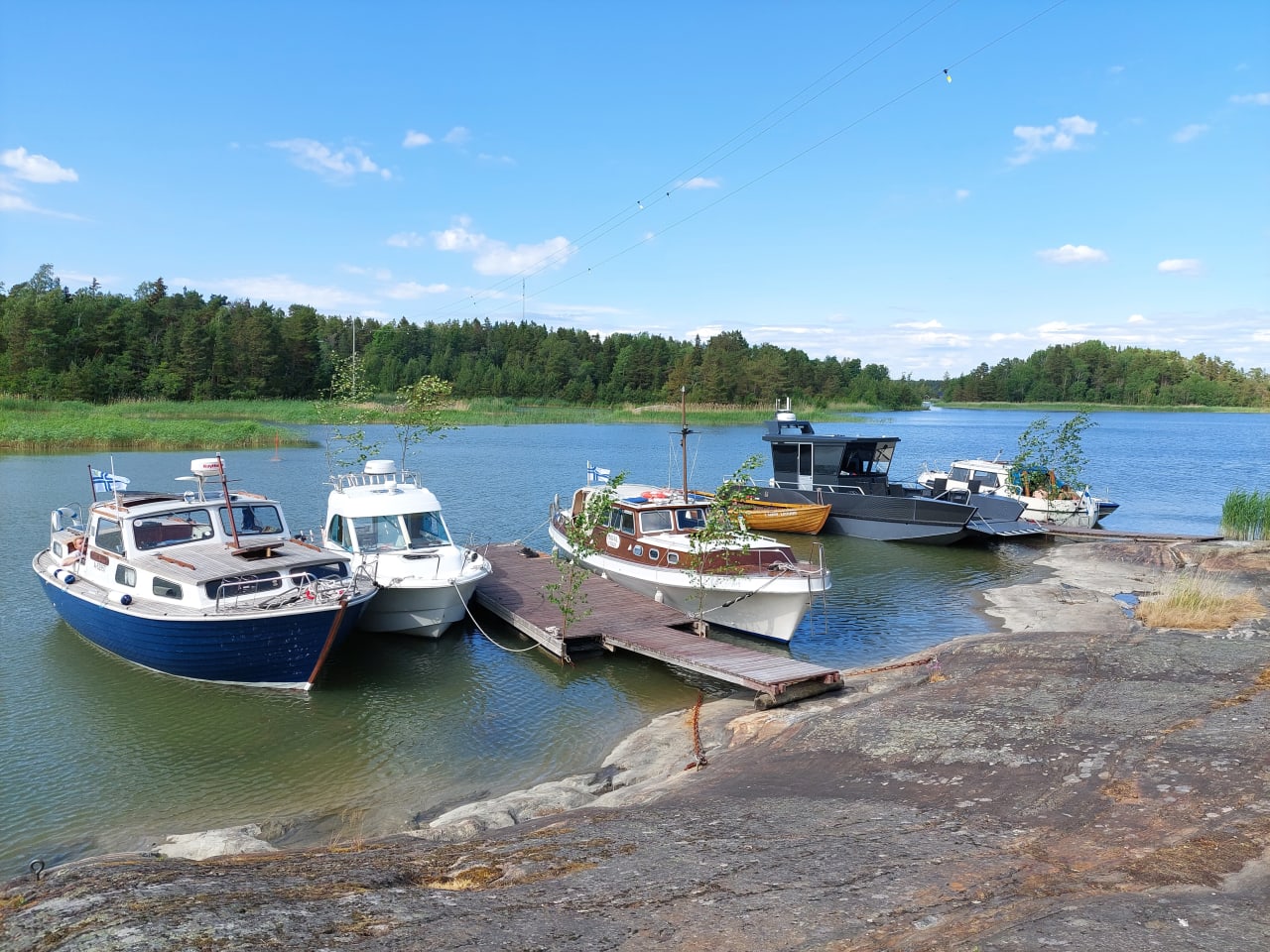 You can arrive to Nixor by boat or by car