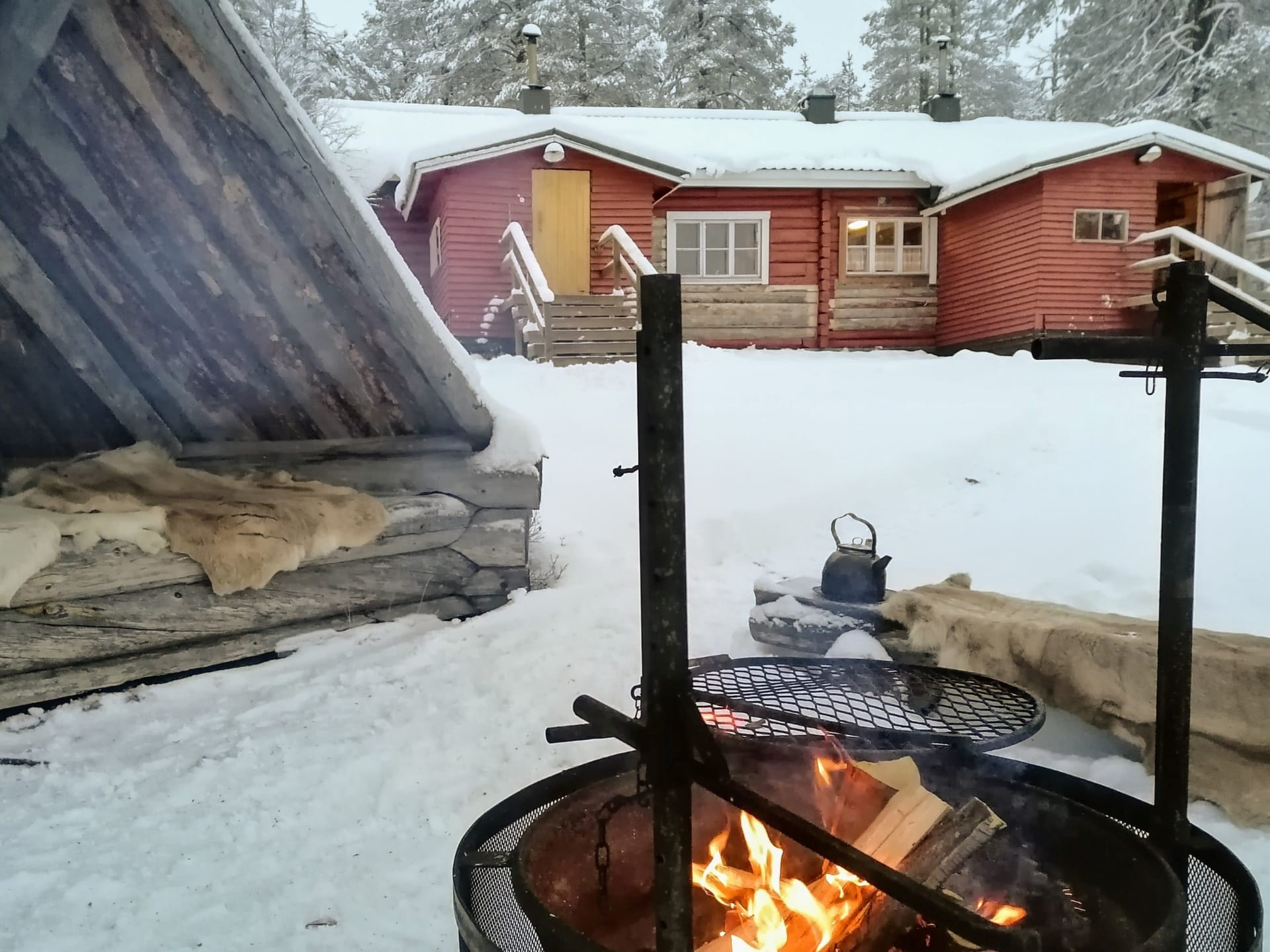Lumikenkäretkemme alkavat ja päättyvät Rönölän pihapiiriin
