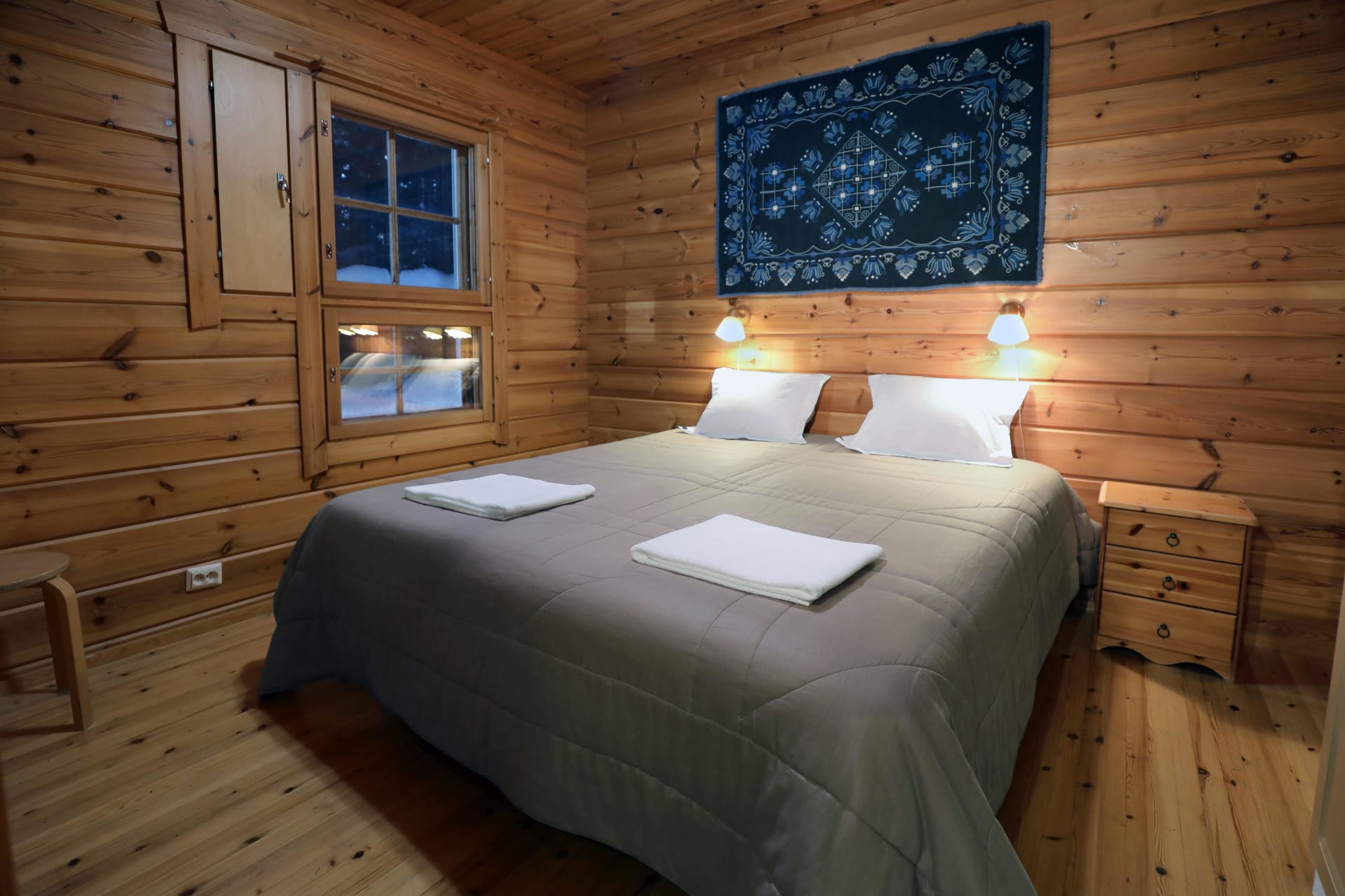 Master bedroom of Hiisi Lodge secures good dreams.