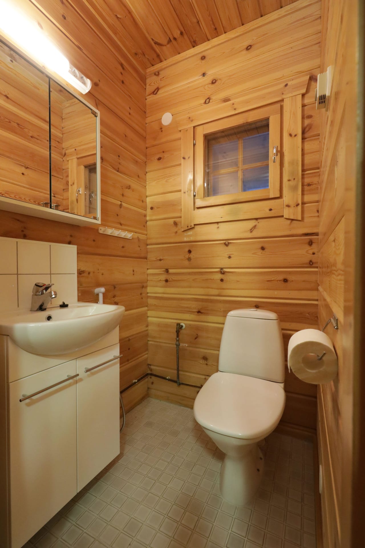 Separate WC of Hiisi Lodge adds comfort.