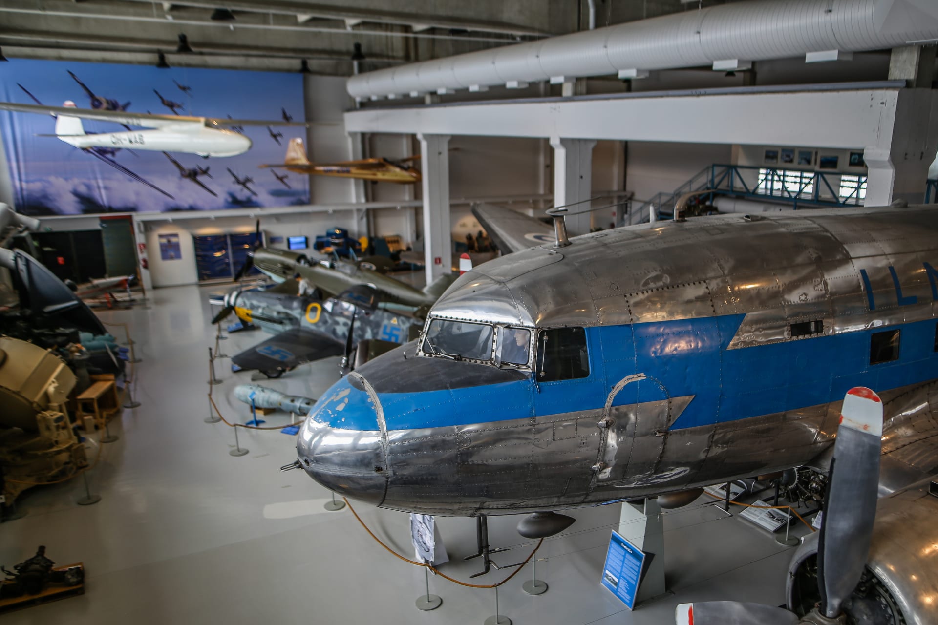 DC-3-kuljetuskone ja sota-ajan hävittäjiä näyttelyssä.