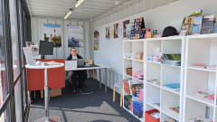 Visit Kokkolan palvelutiskiltä saat tietoa matkailumahdollisuuksista Kokkolassa mutta vinkkejä myös muualle. Myös laivaliput ja majakkasaari Tankarin majoitukset voit varata infopisteestämme.