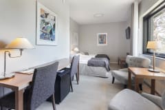 Kahden hengen huoneessa on erilliset vuoteet