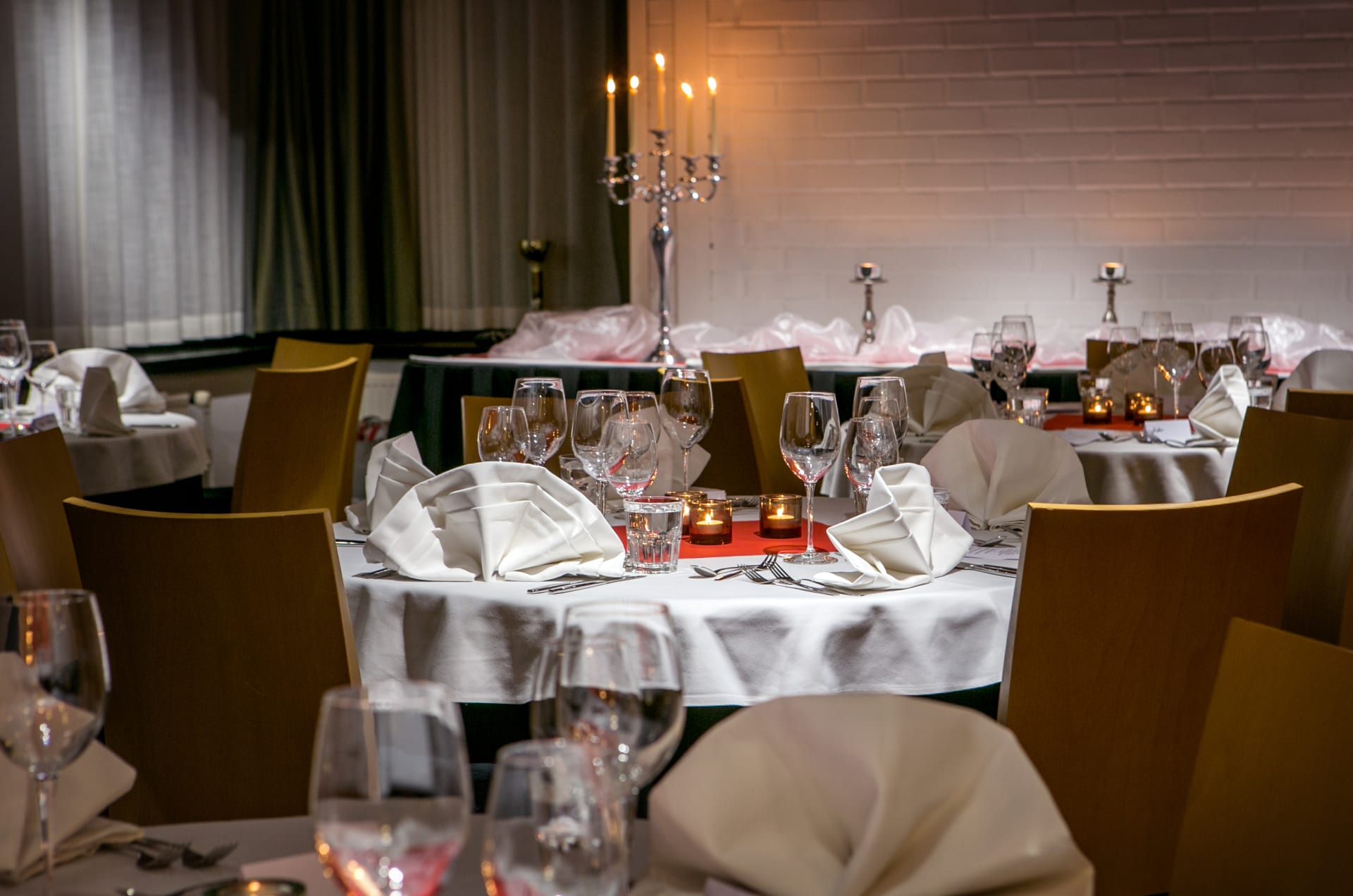 The Edward cabinet room is spacious and can accommodate 50 persons at a time.