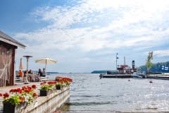 You can find 3 artisan restaurants in the resort area.