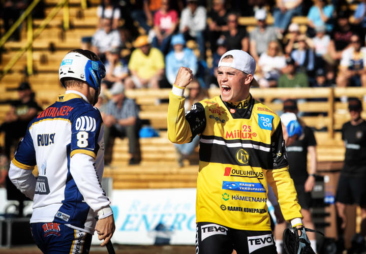 Pesäpalloilija tuulettaa.