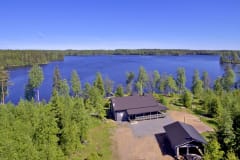 Yleisnäkymä lomamökin piha-alueesta ja järvestä.