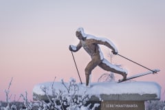 Eero Mäntyrannan patsas "Kaarteetkin täysillä"