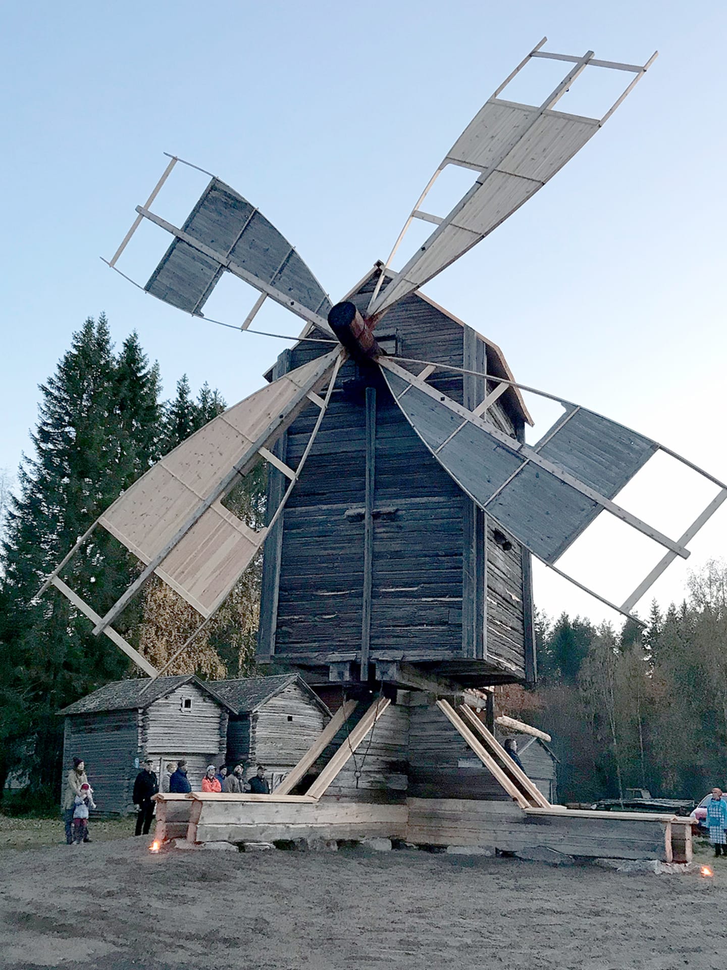 Entisöity vanha tuulimylly Entisöity vanha tuulimylly