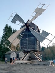 Entisöity vanha tuulimylly