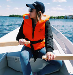 Soutuveneessä soutelemassa