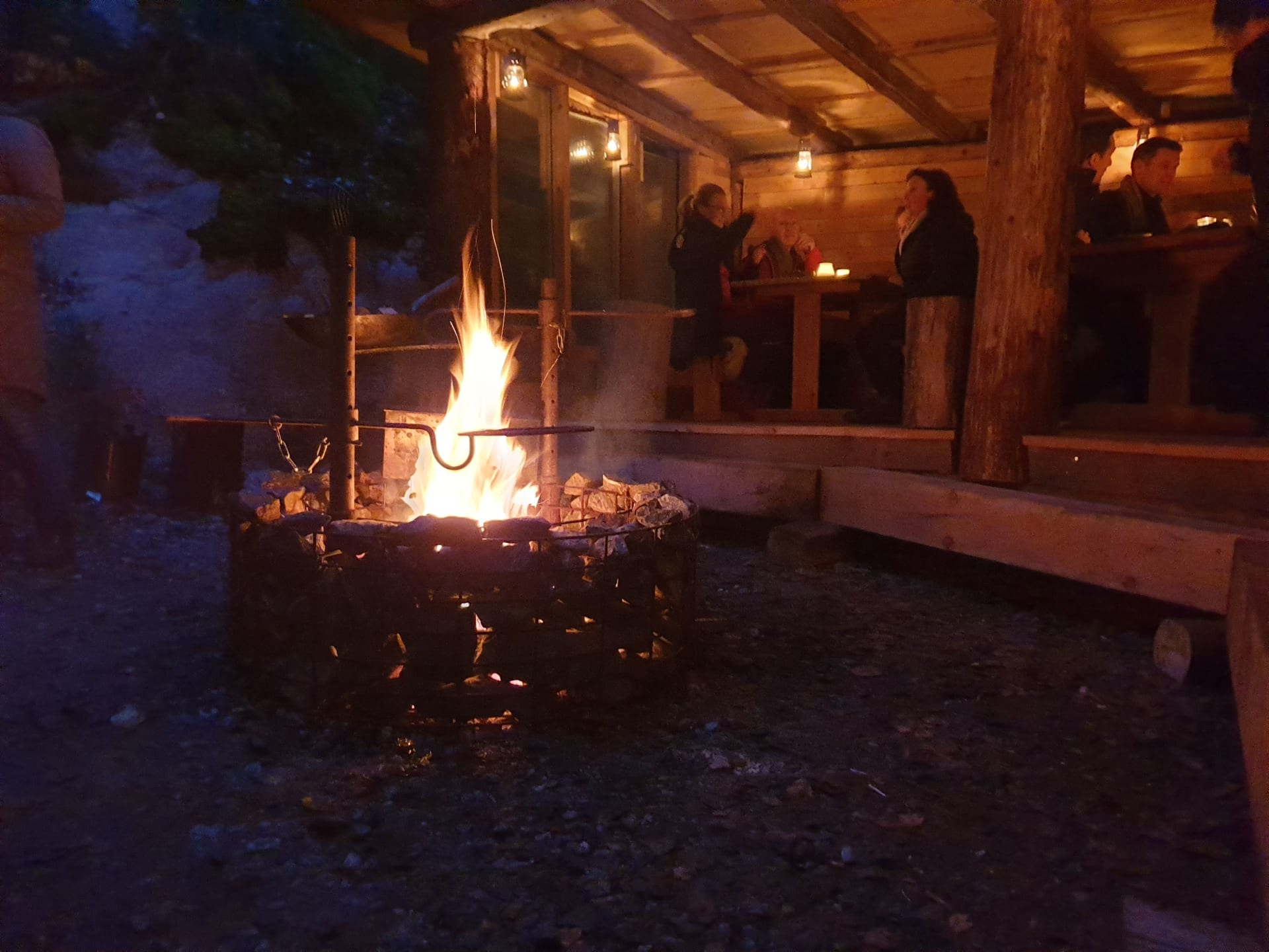 Open fire cooking ath Hawkhill Korpela hut