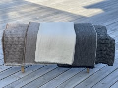 Luonnonvärisiä villapeittoja penkin päällä