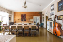 Ruokapöytä hirsiseinäisessä huoneessa.