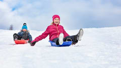 Talvista hauskanpitoa pulkkamäessä