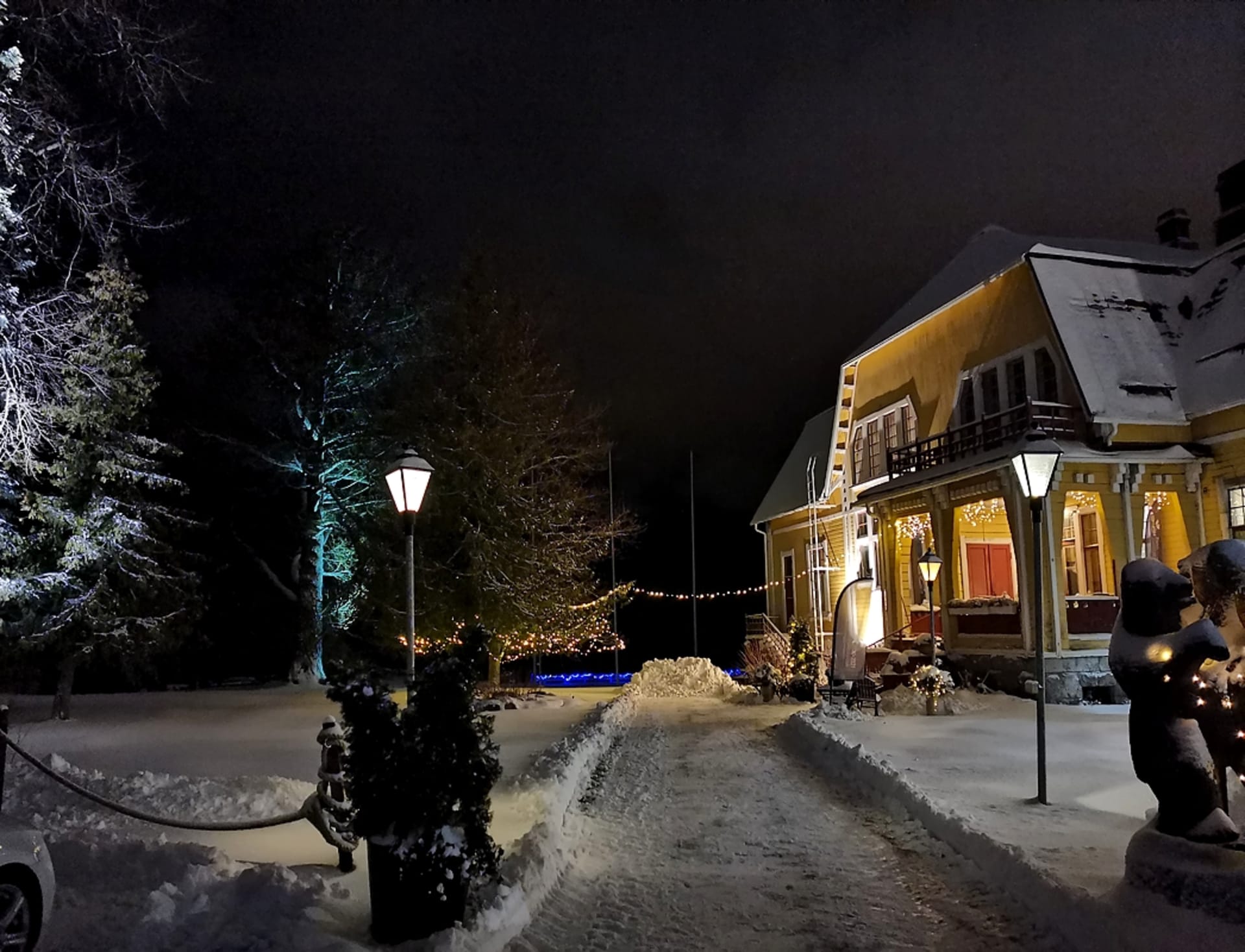 Beautiful winter atmosphere in the courtyard of Koivumäki Manor.