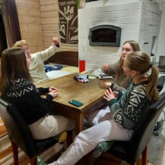 Nuoret viihtyvät yhdessä pelaillen. Jangsters are playing cart.