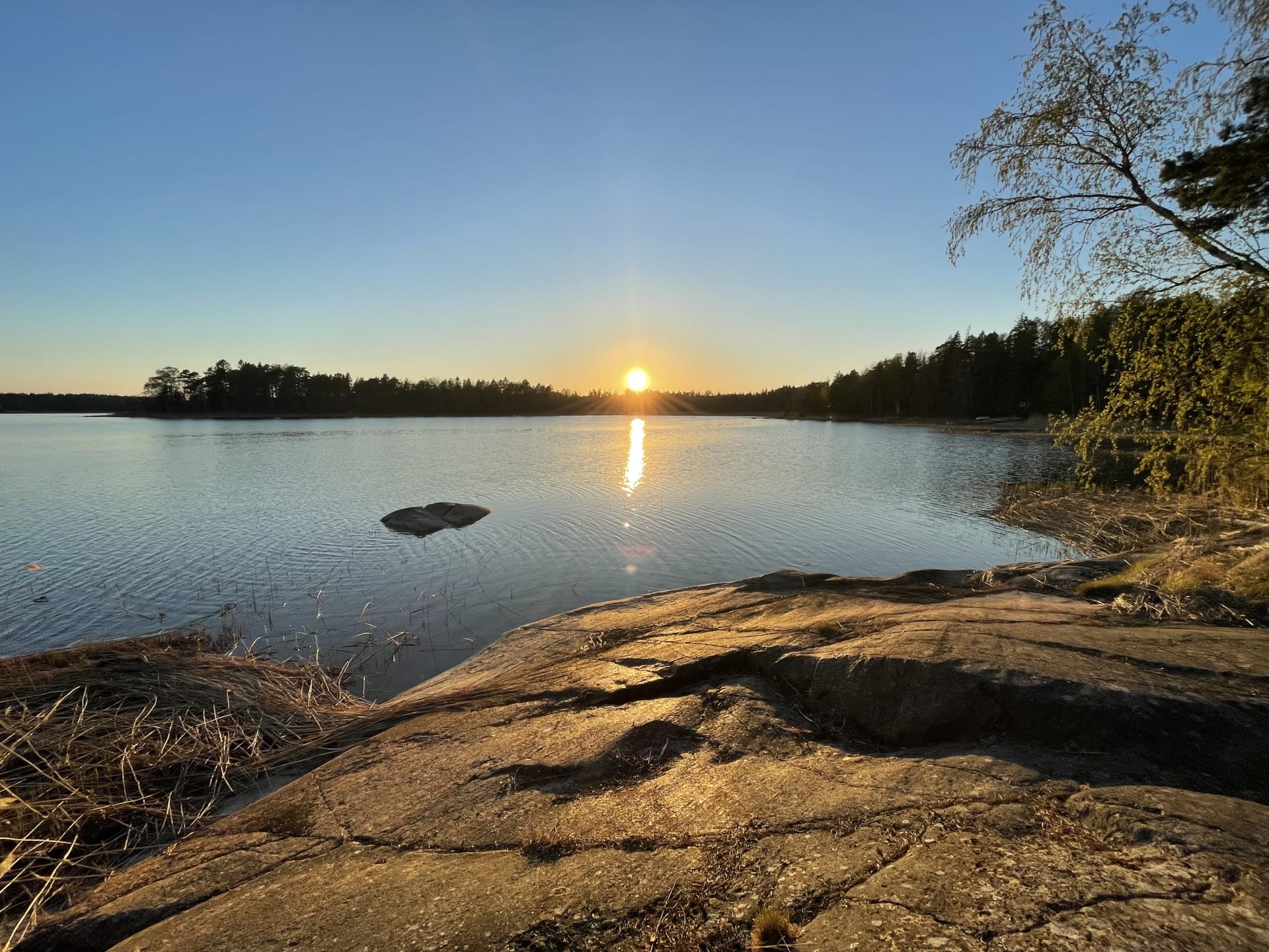 Huvila on ilta-auringon suuntaan, tietenkin!