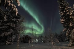 Seitamökki ja revontulet