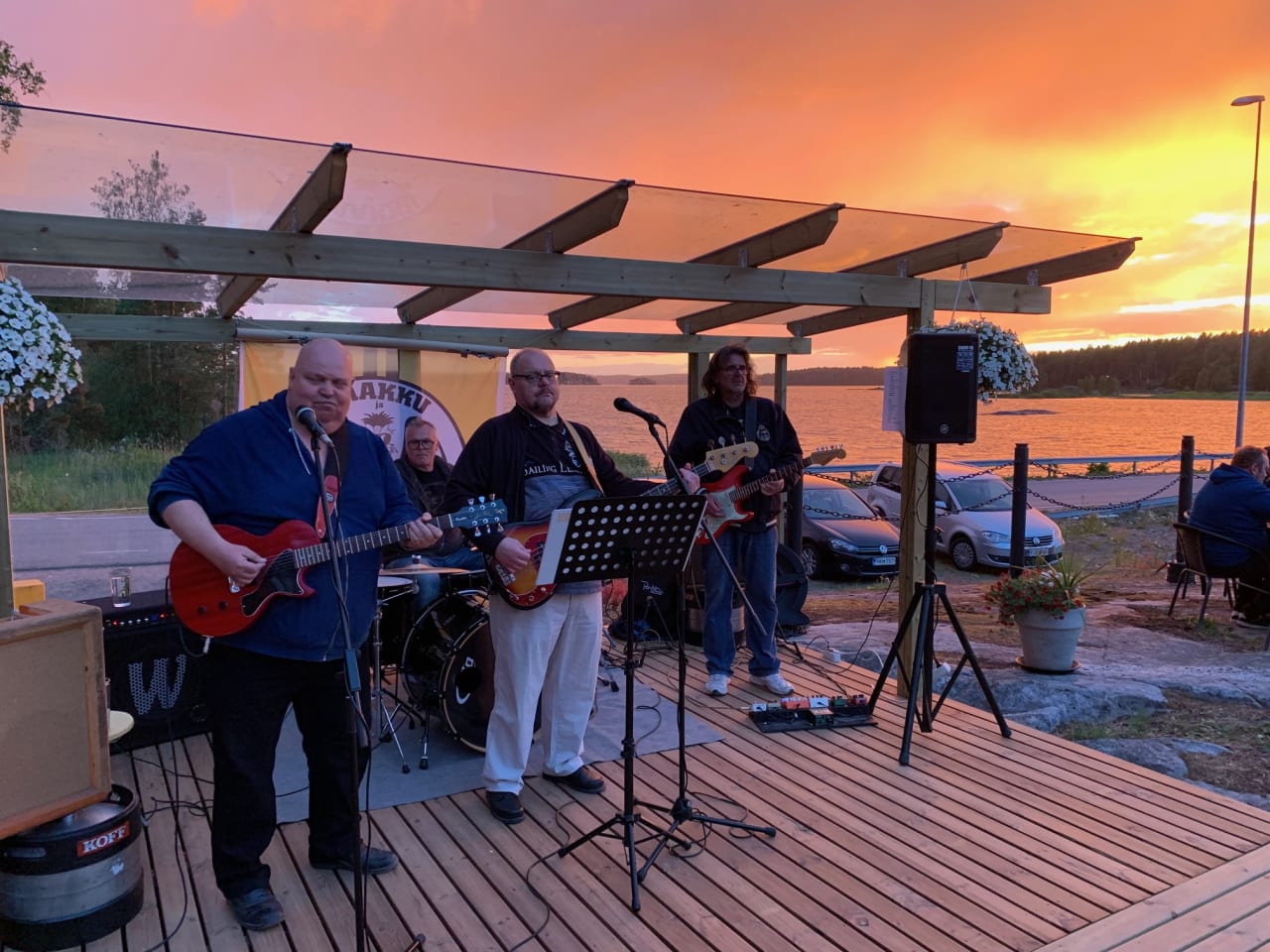 On Satrudays there is live music in Nixor