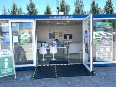 Matkailuneuvonnan kesäpiste torilla. Mikkeli Tourist Information summer office at the market place.