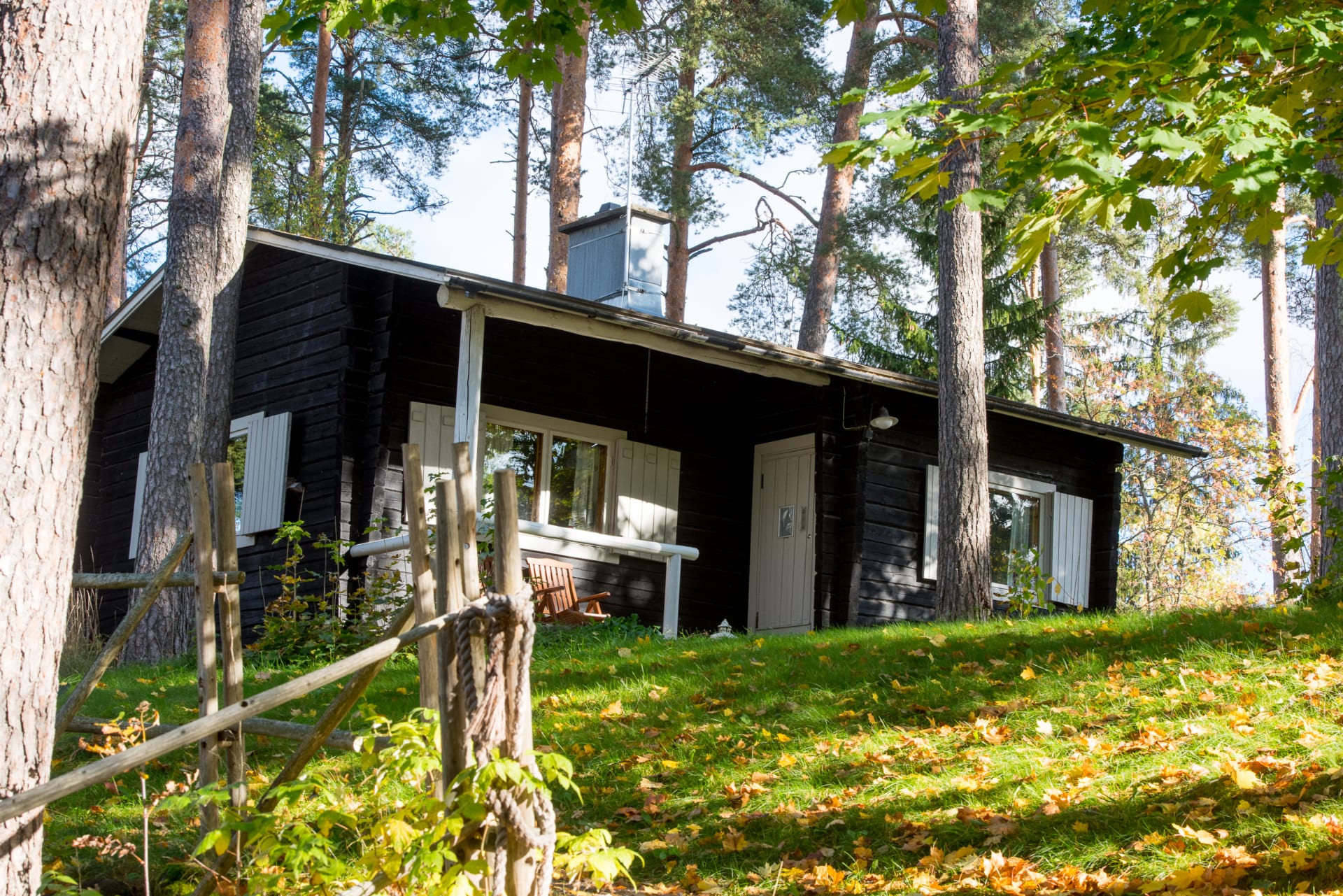 Männistö log cabin at Lake Tuusula in summer 