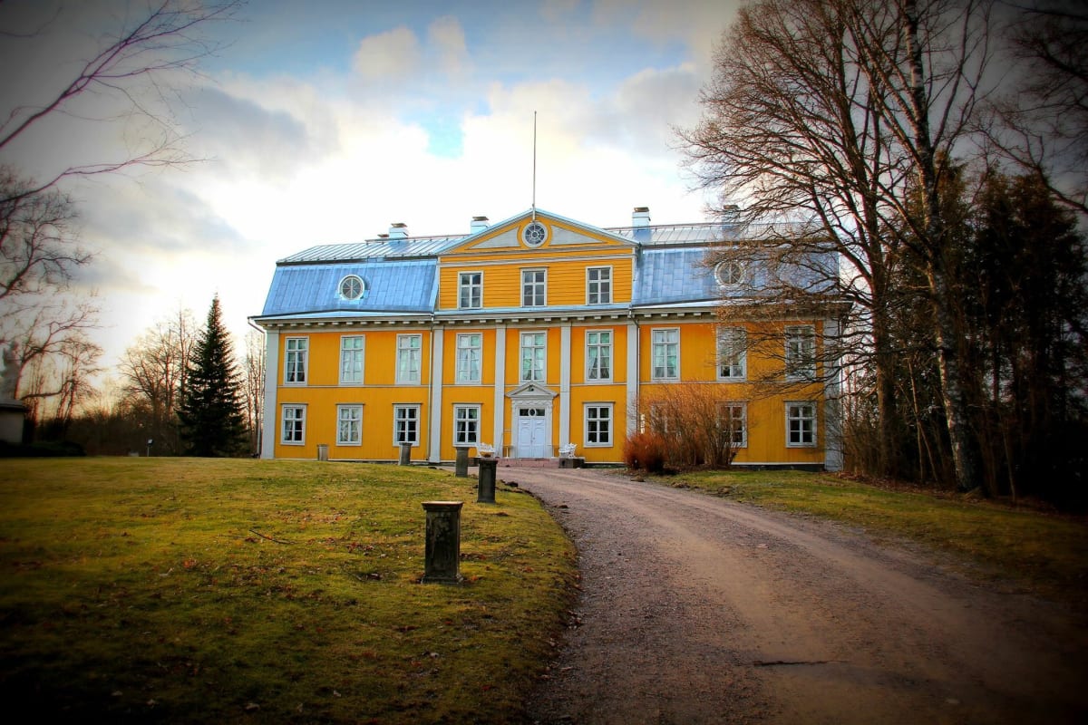 A guided tour at Mustio Manor is an experience you will never forget!