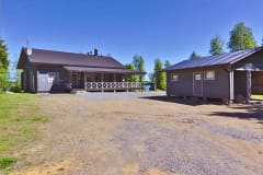 Yleisnäkymä lomamökin piha-alueesta.