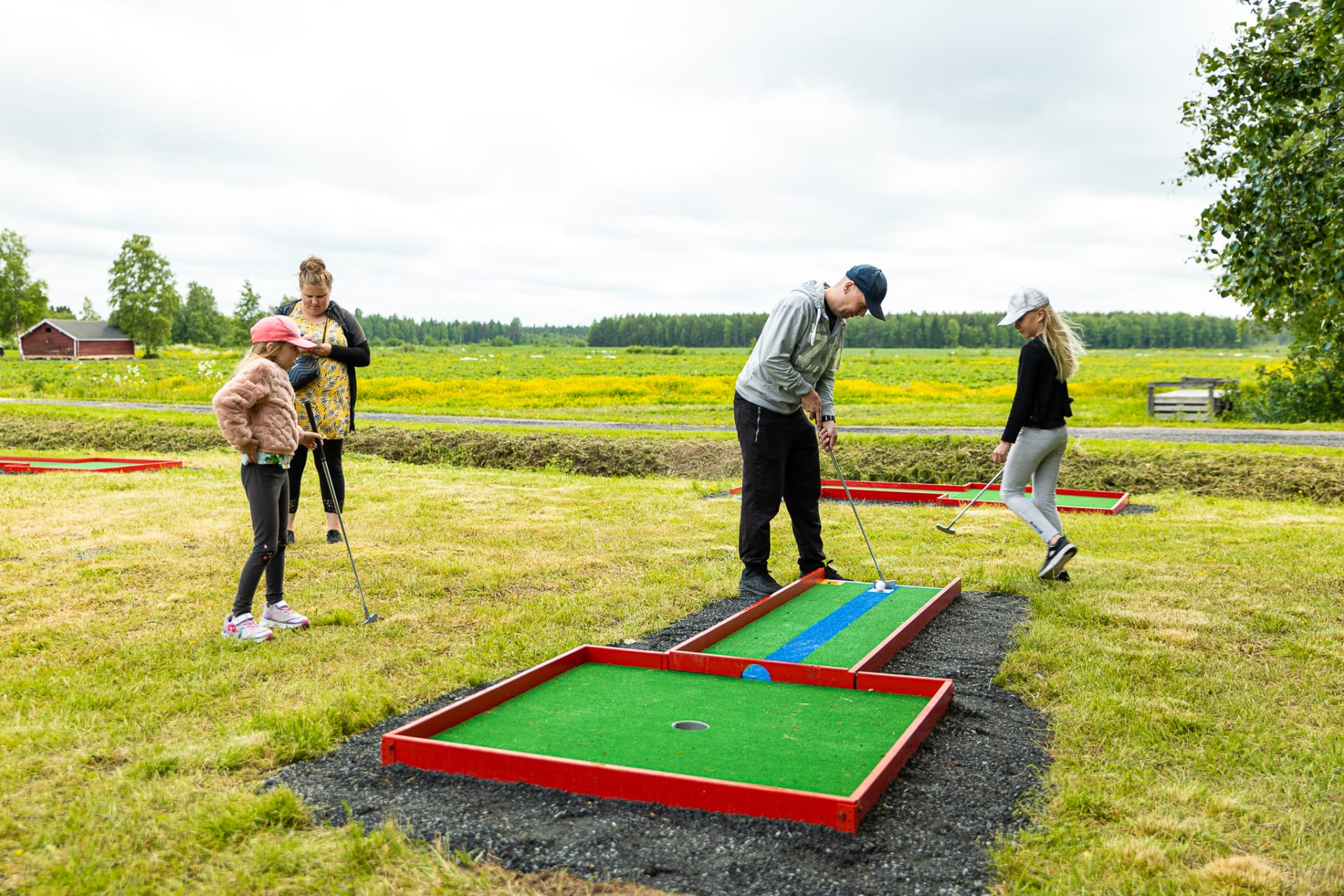 Minigolf-rata löytyy kotieläinpihan läheisyydestä.