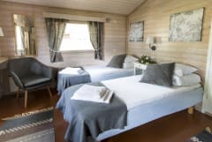 2-4 hengen suihkumökki