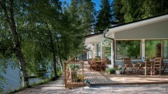 Villa Paratiisi sijaitsee järven rannassa