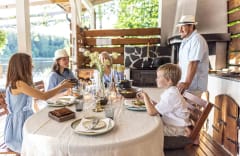 Ruokaile suurilla terasseillamme pihakeittiön ääressä